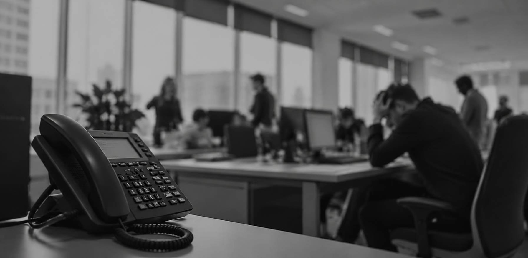 Persona lamentandose porque su telefonía falla